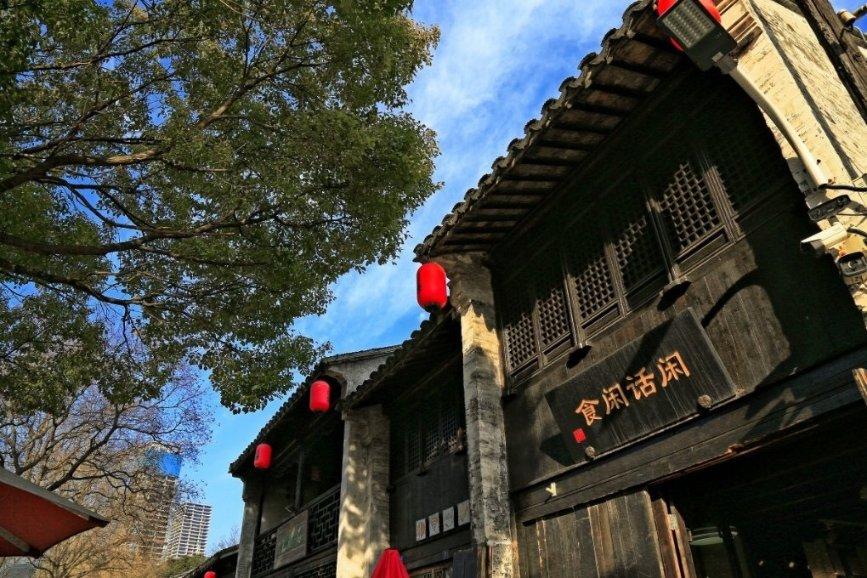 服务至上,品质保证中国第五代导演之所以不能算是严格意义上的现实主义